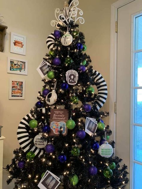 Beetlejuice Christmas Tree Ideas, Tim Burton Christmas Tree, Beetlejuice Tree, Beetlejuice Christmas, Tim Burton Party, Theme Tree, Yule Tree, Gothic Christmas, Xmas Theme