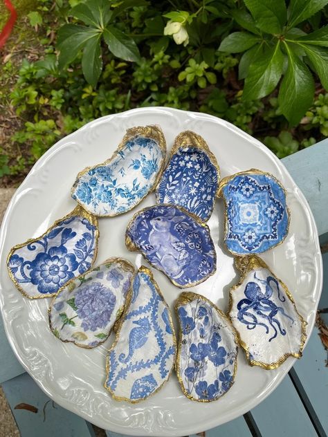 Oyster Shell Ring Dishblue White Jewelry Holder Oyster - Etsy Oyster Shells Decor, Decoupage Jewelry, Shell Ring Dish, Beach Wedding Gifts, Oyster Shell Crafts, Trinket Bowl, Shell Decor, Shell Ring, Oyster Shells