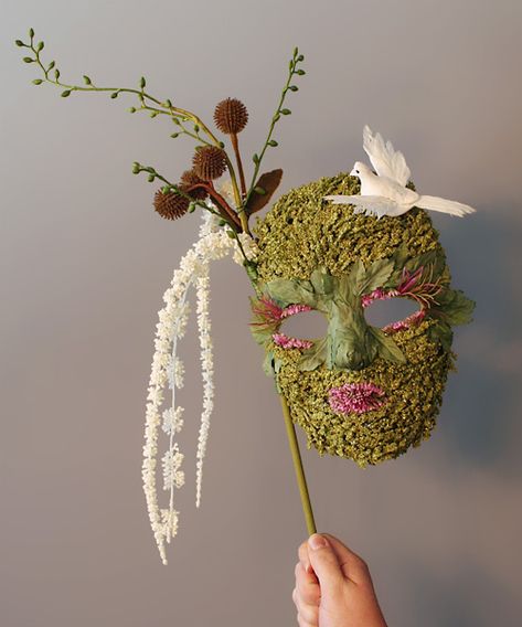 DIY nature mask Bhg Halloween, Nature Mask, Diy Halloween Masks, Diy Nature, Mascaras Halloween, Halloween Craft Projects, Flower Costume, Mask Pictures, Masked Ball