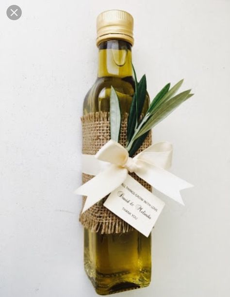 Wine Gift Wrapping, Recuerdos Primera Comunion Ideas, Communion Party, Gifts Wrapping Diy, Olive Oil Bottles, Wedding Gifts For Guests, Wedding Gift Favors, Homemade Christmas Gifts, Olive Tree