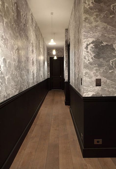 Papier peint pour déco de couloir étroit Wallpapered Entryway, Hallway Wallpaper, Hotel Corridor, Photo Pinterest, Corridor Design, Bedroom Minimalist, Cole And Son Wallpaper, Hallway Designs, Hallway Design