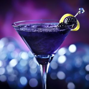 Midnight Temptation Martini: A Seductive Twist on a Classic Cocktail Blue Cocktail Aesthetic, Midnight Cocktail, Fun Halloween Drinks, Blue Martini, Refreshing Drinks Recipes, Easy Drink Recipes, Blue Cocktails, Martini Recipes, Blue Curacao