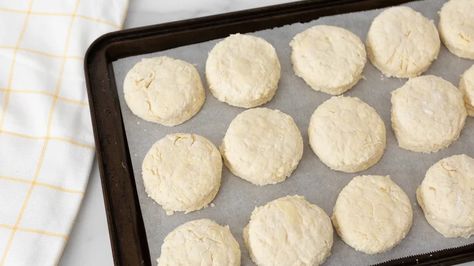 How To Freeze And Thaw Canned Biscuits For The Best Results Mcdonald's Biscuit Recipe, Mcdonalds Biscuits, Frozen Biscuits, Freezing Vegetables, Pillsbury Biscuits, Freezing Food, Make Ahead Freezer Meals, Canned Frosting, Canned Biscuits