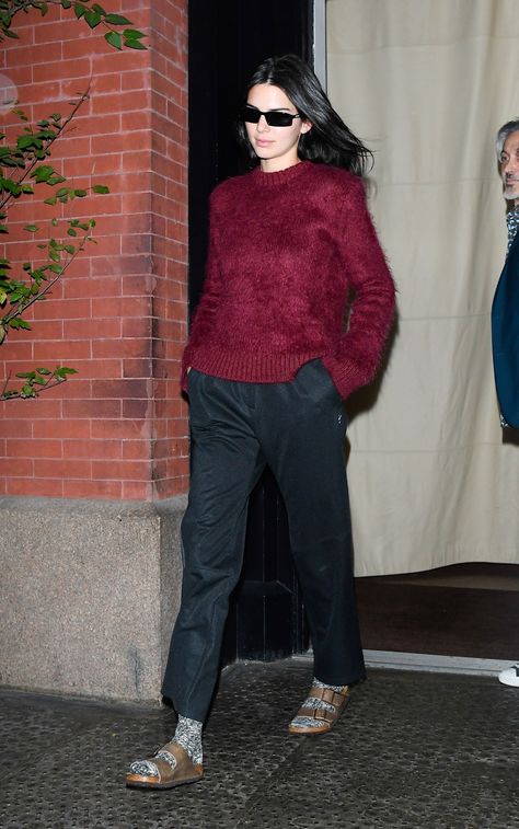 Kendall Jenner Clogs, Kendall Jenner Birkenstock, Kendall Jenner Sweater Outfit, Kendall Cardigan Outfit, Kendall Jenner Birkenstock Clog, Birkenstocks With Socks Outfit, Birkenstocks With Socks, Birkenstock With Socks, Comfy Shoe