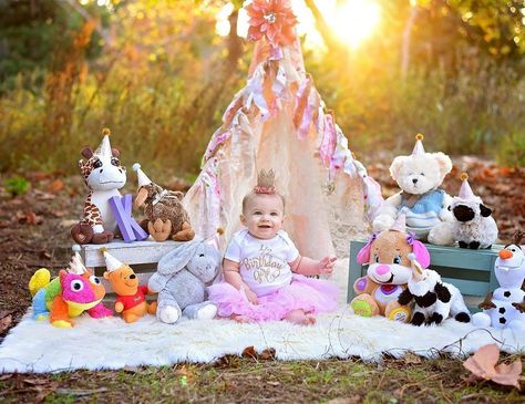 Half birthday photo shoot at a park | 6 month photography ideas | birthday shoot with stuffed animal friends | baby shoot with crown & teepee | orange county, california #6monthphotos #stuffedanimalphotoshoot #crownpartyhat #teepeeideas #halfbirthdayphotos #orangecountyphotographer #familyphotographer Two Month Birthday Ideas, Half Month Birthday Decoration, Half Year Birthday Ideas Girl, Half Month Birthday Ideas, 6 Month Birthday Decoration Ideas, 6 Months Birthday Ideas, Baby Girl Half Birthday Ideas, 6months Birthday Ideas, Six Month Birthday Decoration