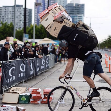 Bike messenger CMWC Melbourne 2015 Bicycle Messenger, Bike Messenger Bags, Bike Showroom, Bike Courier, Bike Party, Vintage Bmx Bikes, Bike Outfits, Urban Bicycle, Road Racing Bike