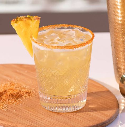 Golden Margarita Recipes, Golden Cocktails Drinks, Golden Hour Cocktail, Golden Birthday Drinks, Golden Cocktails, Golden Cocktail, Golden Hour Party, Golden Margarita, How To Make Juice