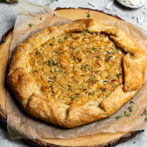 Caramelized onions with thyme and vegan cheese, all wrapped in a flaky and rustic tart crust. Need I say more? This tart will be the hit of any party! Caramelized Onion Tart, Vegan Tart, Appetizers Vegan, Rustic Tart, Tart Vegan, Caramelised Onion Tart, Tart Crust, Pasta Skillet, Cheese All