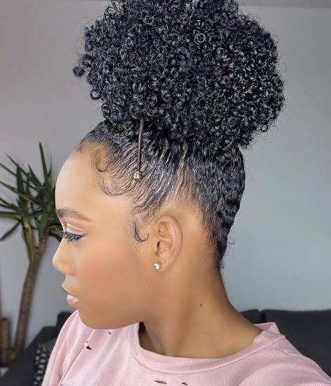 Sometimes a puff is all you need to be 𝐅𝐀𝐁 😍⁣ We LOVE how sleek this bun is on @iliandraa 💕 Puff Ponytail, Thick Natural Hair, Pelo Afro, Afro Puff, Peinados Fáciles Para Cabello Corto, Long Natural Hair, Natural Hair Inspiration, Natural Hair Tips, Sleek Hairstyles