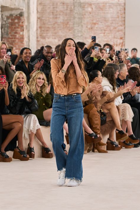 Chlo¨¦ Fall 2024 Ready-to-Wear Collection 2024 Runway, Slouch Jeans, Stile Boho Chic, Distressed Boyfriend Jeans, Katie Holmes, Denim And Supply, Runway Collection, Winter 2024, Fall 2024