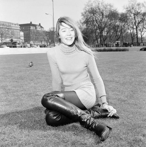 Françoise Hardy relaxes in the spring sunshine, Hyde Park, London, Sunday 14th April 1968. Photos by Edward Dean Francoise Hardy Style, Most Expensive Dress, Hyde Park London, Spring Sunshine, Francoise Hardy, French Girl Style, Gogo Boots, Vintage Boots, Hyde Park