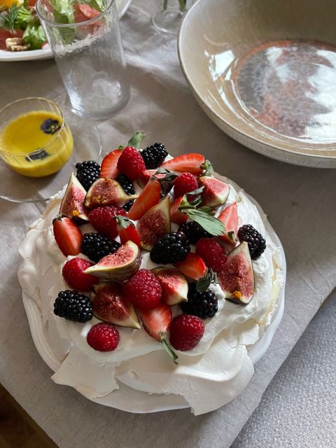 Birthday Pavlova Cake, Pavlova Cake Aesthetic, Strawberry Pavlova Cake, Passion Fruit Pavlova Recipe, Passion Fruit Pavlova, Pavlova Cake, Cake Aesthetic, Summer Baking, Healthy Food Motivation