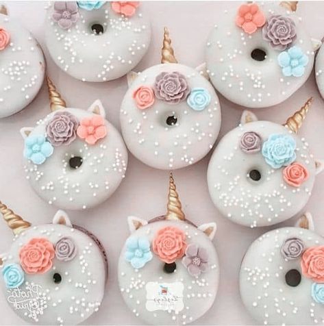 Donut Designs Ideas, Donuts Design, Unicorn Donut, Gourmet Candy Apples, Donut Decorating Ideas, Fancy Donuts, Fruit Cake Design, Donuts Gourmet, Rainbow Donut