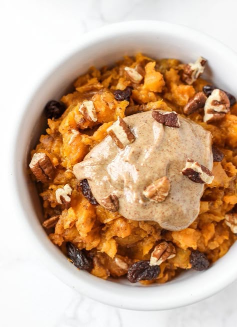 This sweet potato breakfast bowl is an easy, make-ahead healthy breakfast that reminds me of sweet potato casserole! // www.healthy-liv.com Sweet Potato Breakfast Bowl, Potato Breakfast Bowl, Sweet Potato Bowls, Potato Breakfast, Healthy Breakfast Bowls, Overnight Oat, Sweet Potato Breakfast, Breakfast Potatoes, Breakfast Bowl