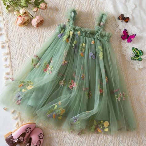 👑✨ Transform your little one's summer into a magical adventure with our Fairy Princess Summer Dress! Perfect for twirling in the sun and making fairy tale dreams come true. 🌸🧚‍♀️ #FairyPrincess #SummerDress #MagicalMoments #CuteKidsFashion Floral Tulle Dress, Suspender Dress, Toddler Girl Dresses, Flower Girl Dress, Estilo Boho, Toddler Girl Outfits, Womens Clothing Sizes, Toddler Dress, Birthday Dresses