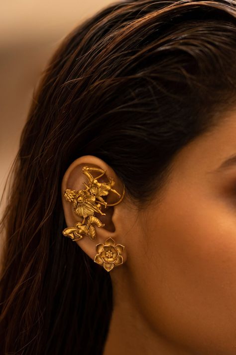 Buy Gold Plated Royal Floral Carved Ear Cuff by SUHANI PITTIE Online at Aza Fashions. Nose Piercing Gold, Jewelry Aesthetic Silver, Aesthetic Silver Jewelry, High Jewelry Design, Gold Jewelry Aesthetic, Bridal Jewellery Inspiration, Engagement Earrings, Heritage Jewellery, Fruit Jewelry