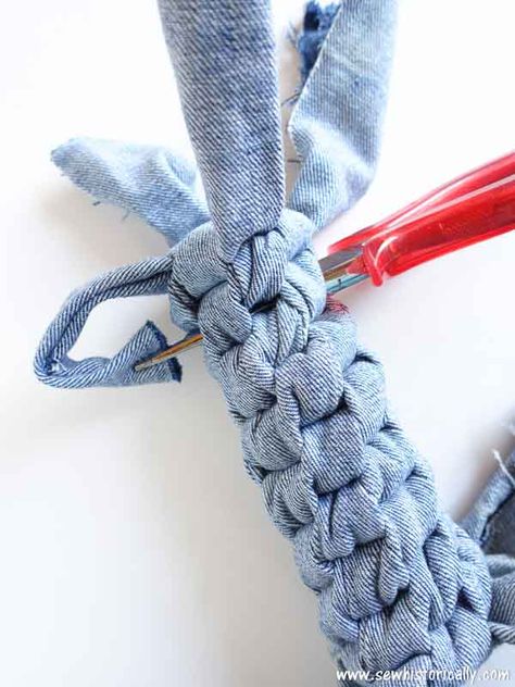 DIY Square Knot Denim Dog Toy Homemade Dog Toys, Diy Dog Toys, Dog Clothes Diy, Denim Dog, Dog Crafts, Denim Crafts, Denim Diy, Diy Dog, Old Jeans