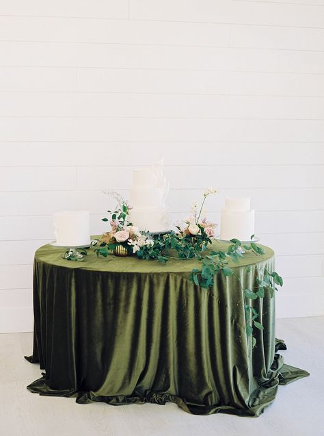 Green Velvet Table Linen, Moss Green Table Cloth Wedding, Green Velvet Linen Wedding, Hunter Green Table Cloth Wedding, Wedding Green Tablecloth, Green Velvet Tablecloth Wedding, Green Table Settings Wedding, Green Table Cloth Wedding, Green Wedding Tablecloth