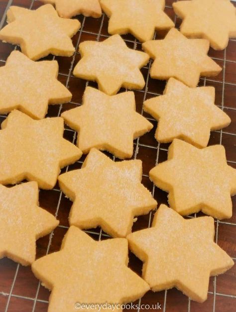 Shortbread Biscuits. An old-fashioned family recipe using butter (of course). Cut into stars for Christmas to eat at home or give as a gift. #everydaycooks #everydaycakes #shortbread #teatime #treat #Christmas #gift #present #recipe #metric #uk Shortbread Recipe Uk, Biscuit Recipes Uk, Traditional Scottish Shortbread, Christmas Biscuits Recipe, Shortbread Recipe Easy, Christmas Baking Easy, Best Biscuit Recipe, Scottish Shortbread, Christmas Shortbread