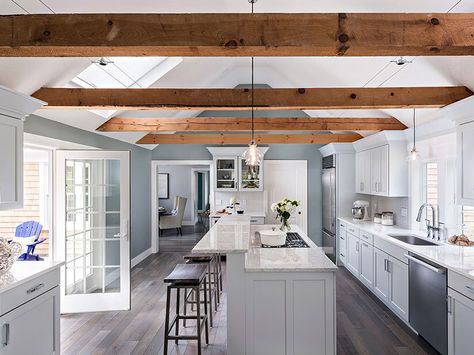 Cape Cod Kitchen, Cape Cod Interior Design, Beach Style Kitchen, Kitchen Island Decor, Belek, Coastal Kitchen, Coastal Living Room, Beautiful Kitchen, Wooden Beams