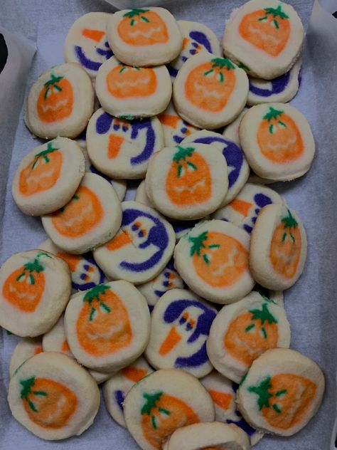 Pillsbury Halloween Cookies, Ghost Sugar Cookies, Spooky Cookies, Pillsbury Cookies, Pillsbury Sugar Cookies, Romantic Dinner Decoration, Halloween Sleepover, Halloween Sugar Cookies, Ghost Cookies