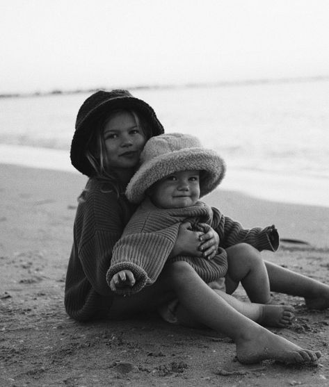 Sibling Photo Shoots, Family Beach Portraits, Sibling Photos, Motherhood Photography, Beach Family Photos, Future Mom, Cute Photography, Family Beach, Family Outdoor