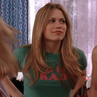 One Tree Hill Hairstyles, One Tree Hill Haley Hair, Haley One Tree Hill Hair, Haley James Scott Hair Season 3, Haley Scott Hair, Haley James Hair, Hailey James Scott Hair, Haley Scott Outfits, Hayley James Scott Hair