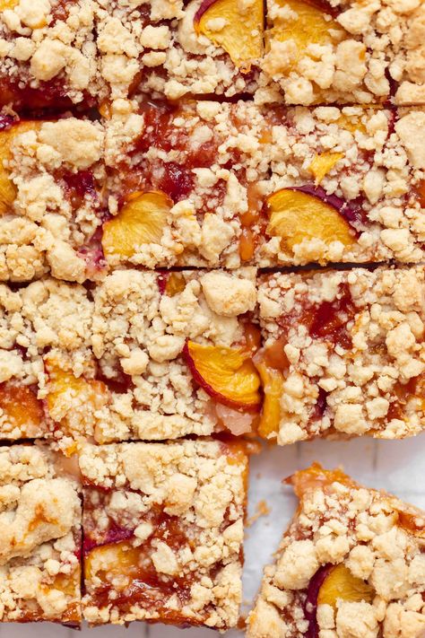 These flavor packed brown sugar crumb bars are made with a layer of gooey brown sugar peach filling topped with a buttery crumb topping. YUM. Peach Baked Goods, Peach Crumb Bars, Peach Bars, Sarah Fennel, Shortbread Crumble, Peach Crumble Bars, Baking Photos, Ice Cream Muffins, Peach Filling