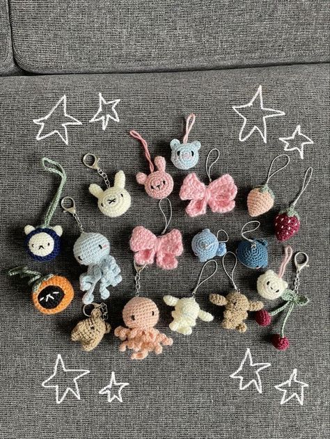 Cute Crochet Keychains Easy, Beginner Crochet Keychain, Keychain Aesthetic Crochet, Things To Crochet Aesthetic, Crochet Small Projects Gift Ideas, Random Things To Crochet, Crochet Buissnes, Cute Crochet Keychain Ideas, Simple Crochet Keychain