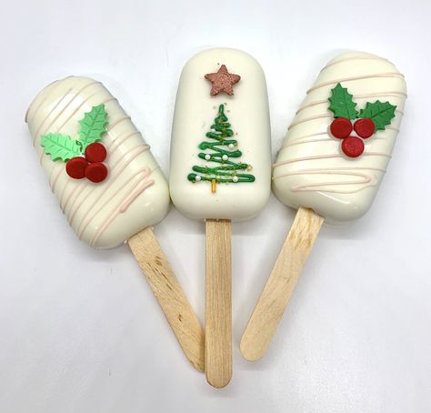 Christmas Cake Sicles, Holiday Cakecicles, Christmas Cakesicle, Christmas Cakecicles, Christmas Cakesicles Ideas, Christmas Cake Popsicles, Cakesicles Christmas, Cakesickles Ideas, Cakecicles Ideas