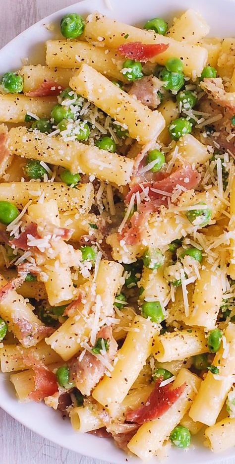 Parmesan Pasta with Prosciutto and Peas Prosciutto Pasta, Prosciutto Recipes, Pasta With Peas, Ham Recipe, Pasta Dinners, Italian Chicken, Tasty Pasta, Goulash, Rigatoni