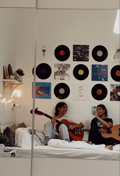 Guitar, good vibes Bedroom Pop Music Aesthetic, Musicians Room Aesthetic, Singing In My Room Aesthetic, Music Lover Room Aesthetic, Music Lover Bedroom Aesthetic, Musician Room Decor, Musician Bedroom Ideas, Room Music Aesthetic, Musician Room Ideas