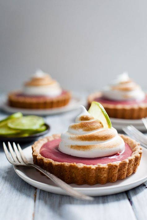 . Strawberry Curd, Curd Tarts, Small Pies, Toasted Meringue, Curd Tart, Diy Easy Recipes, Almond Crusted, Small Desserts, Sweet Pie