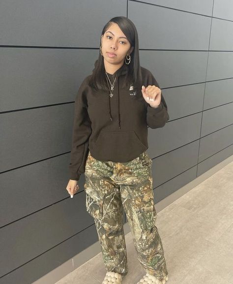 Outfits For Camo Pants, Carhartt Cargos Outfits, Bubble Slides Outfit Ideas, Winter Fit Inspo Streetwear, Bubble Slides Fit, Camp Pants Outfit Black Woman, Military 4s Outfit, Outfits For The Cold Weather, Chill Cute Outfits