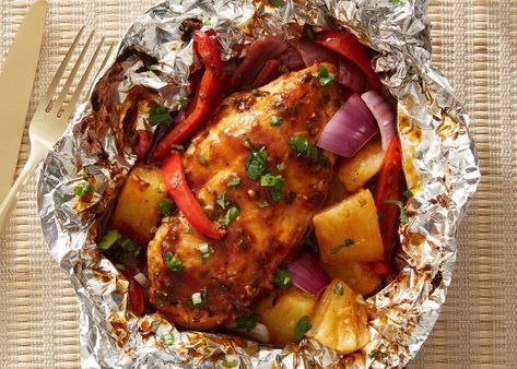 Delish Foil Chicken, Bbq Baked Chicken, Chicken Foil Packs, Chicken Foil Packets, Baked Chicken Breasts, Summer Chicken Recipes, Summer Chicken, Chicken Receipes, Foil Pack Meals