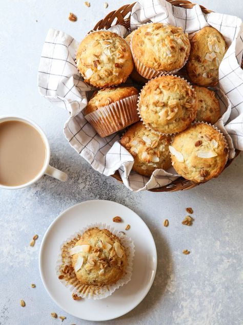 Banana Crunch Muffins, Granola Coconut, Food Shoot, Banana Bread Muffins, Bread Muffins, Dessert Photography, Perfect Brunch, Food Photography Inspiration, Food Photography Tips