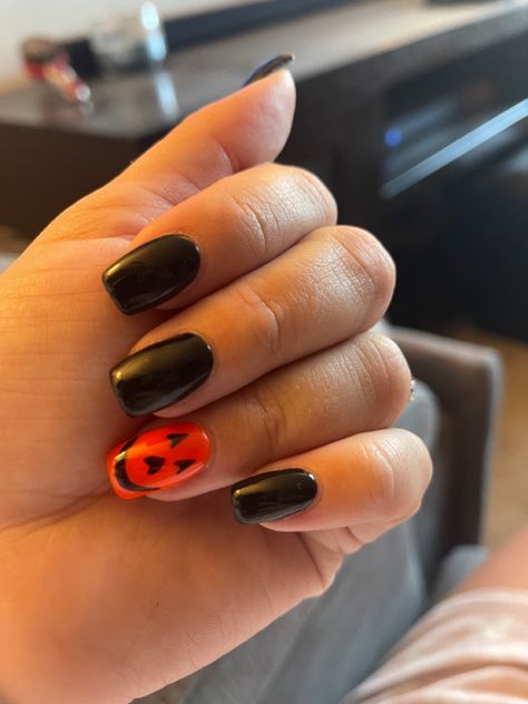 Black with happy pumpkin Simple Halloween Nails Black And Orange, Nails Pumpkin, Mail Inspo, Halloween Nail Ideas, Toes Nails, Black Halloween Nails, Halloween Manicure, Halloween Nails Easy, Halloween Beauty