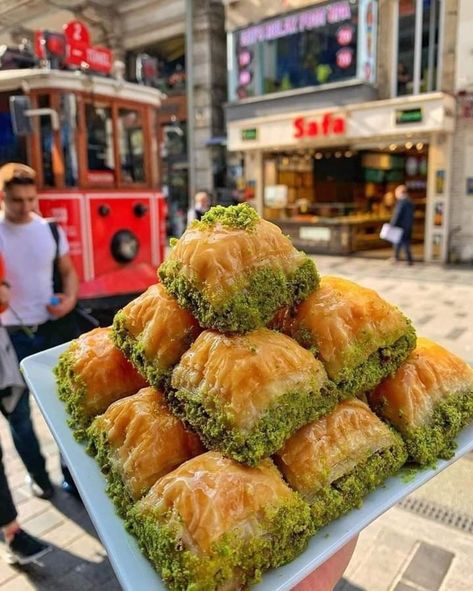 Baklava Aesthetic, Turkish Recipes Desserts, Greek Recipes Dessert, Turkish Baklava, Fruit Chip, Baklava Recipe, Dubai Food, Food Babe, Asian Desserts