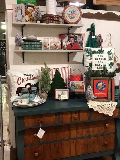 30 Inspiring Christmas Antique Booth Display Ideas - Lost & Found Decor Christmas Antique Booth, Antique Booth Display Ideas, Booth Display Ideas, Antique Booth Displays, Christmas Antique, Antique Booth Ideas, Antique Booth, Vendor Booth, Vintage Christmas Images