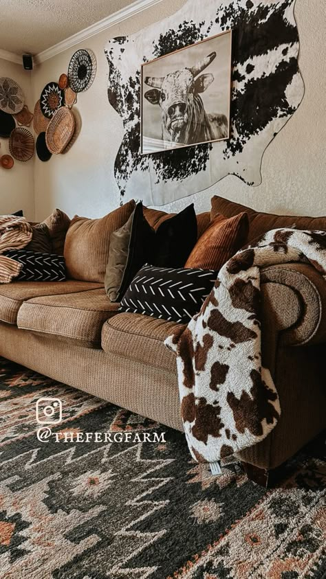 Aztec rush. Rich dark pillows. Cowhide on wall. Bull canvas print. Basket wall corner. Aztec boho curtains. Boho Western Living Room, Western Living Room Decor, Western Living Room, Western Bedroom Decor, Ranch House Decor, Western Rooms, Western Bedroom, Western Home, Casa Country