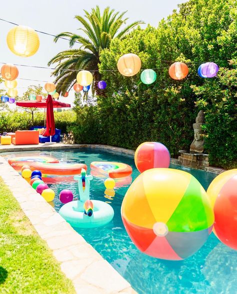 Sonia Sharma Events on Instagram: “We love throwing summer pool parties! Check out these colorful pool floats from our Rainbow Pool Party!  Credits:  Coordination and Design:…” Rainbow Pool Party, Sonia Sharma, Pool Party Hair, Summer Pool Party Decorations, Ten Birthday, Pool Party Drinks, Pool Party Adults, Flamingo Pool Parties, Backyard Pool Parties