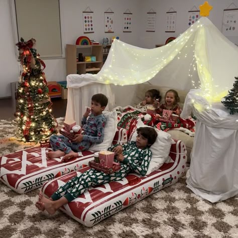 Christmas Kids Movie Night, Movie Night Fort Ideas, Christmas Night Activities, Living Room Fort Movie Nights, Christmas Eve Movie Night Ideas, Indoor Movie Night Party Living Rooms, Kids Christmas Movie Night, Christmas Movie Night Ideas For Kids, Movie Night Kids Party