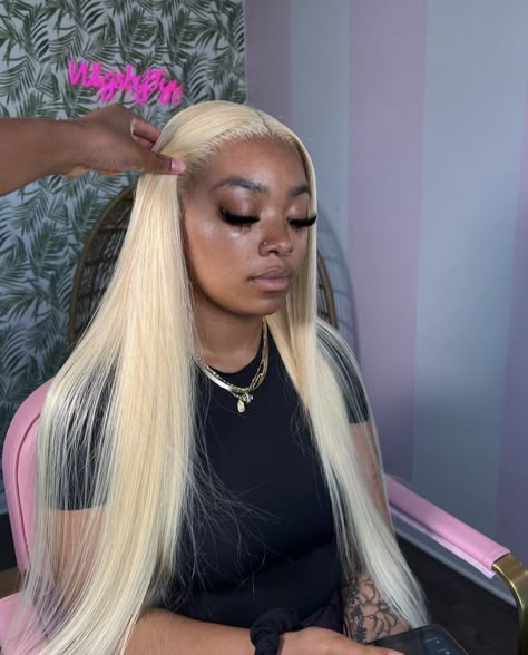 Blonde Hair With Brown Roots, Middle Part Wig, Exotic Hairstyles, Hair Tea, Frontal Wig Hairstyles, Straight Weave Hairstyles, Dark Roots Blonde Hair, Quick Weave Hairstyles, Blonde Lace Front Wigs