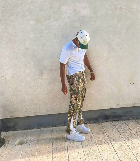 Summer outfit with air force one , camo pants and white tees Outfit With Air Force, Outfits With Air Forces, Styling Camo Pants, Outfits With Air Force Ones, Uk Drip, Air Force One, Force One, Camo Pants, Sims 3