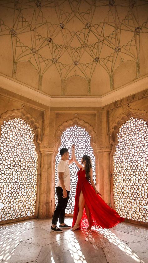 Outdoor Wedding Photoshoot, Best Indian Wedding Dresses, Pre Wedding Photoshoot Props, Amer Fort, Indian Wedding Poses, Pre Wedding Photoshoot Outfit, Pre Wedding Videos, Photoshoot Outdoor, Wedding Photoshoot Props