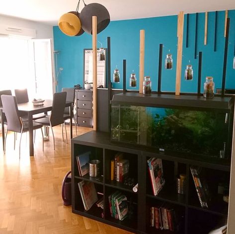 Easiest fish tank stand ever and DIY room separator - IKEA Hackers Large Fish Tank Ideas Living Rooms, Aquarium Table Ideas, Fish Tank Stand Ideas, Tank Stand Ideas, Fish Room Ideas, Aquarium Table, Ikea Hacks For Cats, Fish Tank Cabinets, Large Aquarium