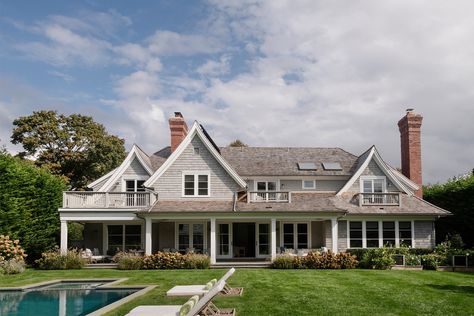 Hamptons Beach House | Pandora Taylor Hamptons Style Homes Exterior, Hamptons Beach Houses, Hamptons Exterior, Beach Hamptons, Beach House Backyard, Hamptons House Exterior, Hamptons Beach House, Hamptons Beach, Hamptons Style Homes