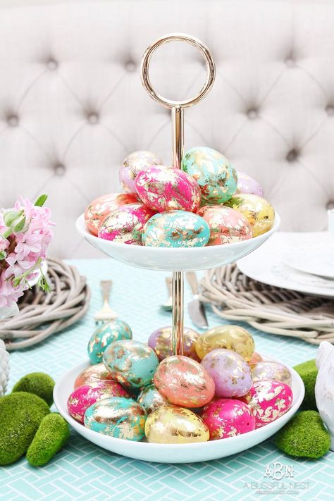 Easter Table Decor Ideas, Colorful Easter Table, Easter Dining Table, Easter Brunch Decorations, Diy Osterschmuck, Easter Table Decor, Easter Table Settings, Table Decor Ideas, Easter Tablescapes