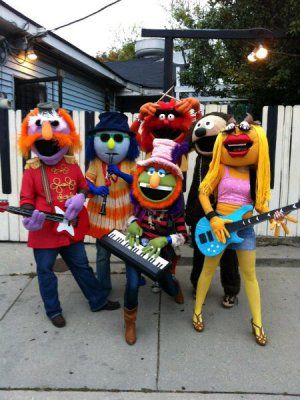 Muppet Rock Band - Dr. Teeth and the Electric Mayhem - CollegeHumor Halloween Muppets Band, Disfarces Halloween, Funny Group Halloween Costumes, Group Halloween Costume Ideas, Halloween Costumes Pictures, Electric Mayhem, Homemade Halloween Costumes, Group Ideas, The Muppets