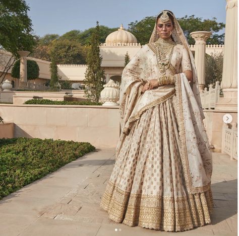 भारतीय दुल्हन संबंधी, Flower Backdrops, डिजाइनर कपड़े, Sabyasachi Bridal, Asian Dresses, Sabyasachi Lehenga, Indian Outfits Lehenga, Wedding Lehenga Designs, Indian Bride Outfits